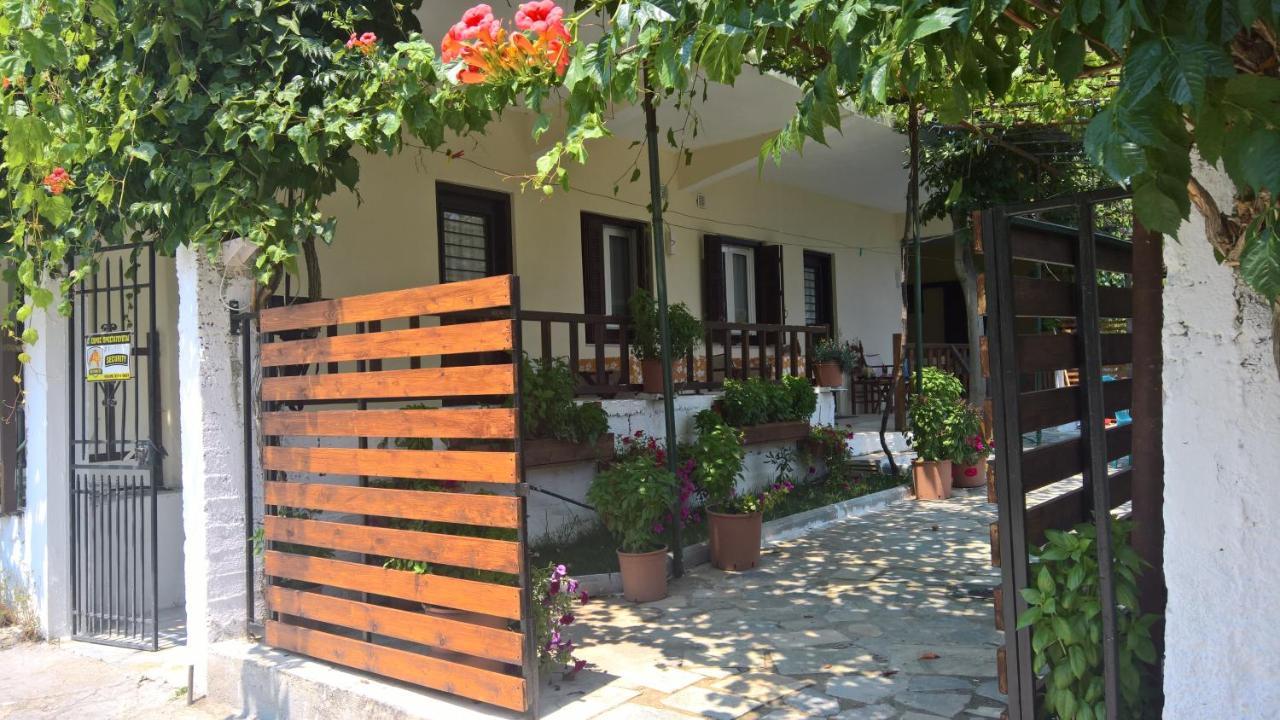 Sotiroulis Apartments Nea Mesangala Exterior photo